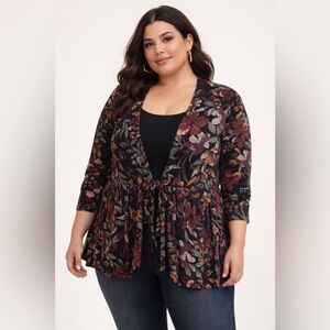 💐Torrid Black Floral Drawstring Cardigan, flattering peplum styling.